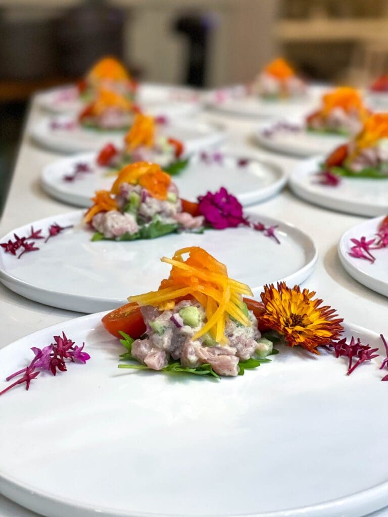 Poisson cru ceviche with young papaya and edible flowers